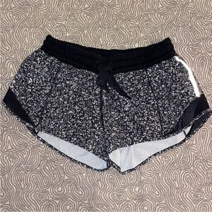 Lululemon Hotty Hot Shorts: good condition, size 6, 2.5 inch